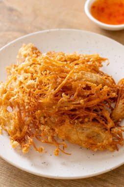 Kızarmış Enoki Mantarı veya Altın İğne Mantarı - vejetaryen ve vejetaryen yemek tarzı