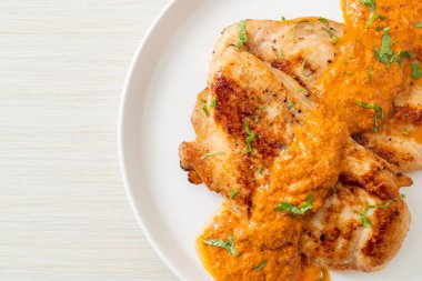 Kırmızı köri soslu ızgara tavuk bifteği. Müslüman yemeği tarzı.