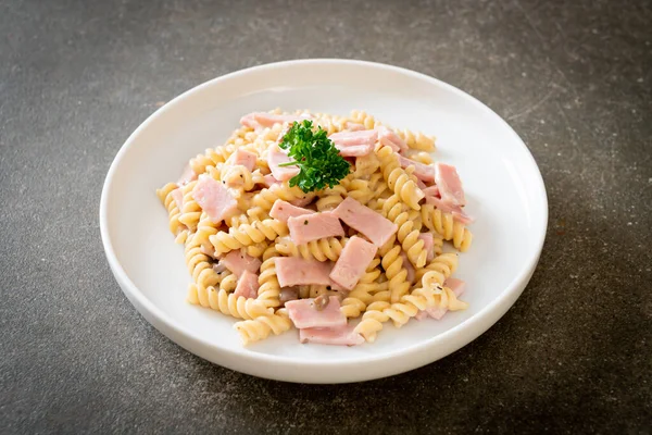 Spirali Macarrão Espiral Molho Creme Cogumelos Com Presunto Estilo Comida — Fotografia de Stock