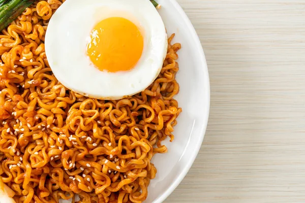 Σπιτικά Αποξηραμένα Κορεάτικα Πικάντικα Noodles Τηγανητό Αυγό — Φωτογραφία Αρχείου