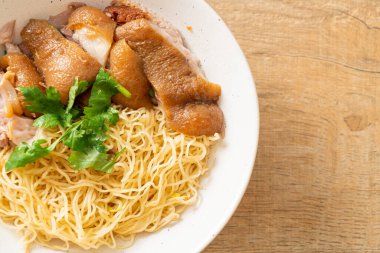 Kurutulmuş domuz budu erişte kasesi, Asya usulü.