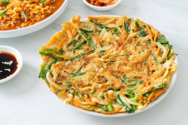 Pajeon veya Kore gözlemesi veya Kore pizzası - Asya yemeği tarzı