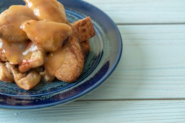 Hindistan cevizi soslu ızgara muz.