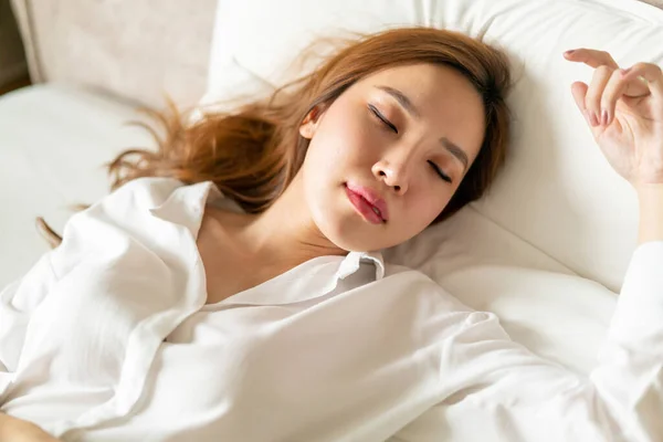 Портрет Красивая Азиатская Женщина Спит Кровати Белой Подушкой — стоковое фото