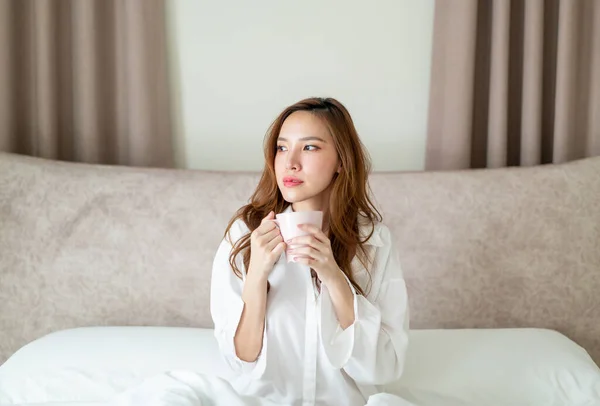 Portret Mooi Aziatisch Vrouw Wakker Houden Koffie Kopje Mok Bed — Stockfoto