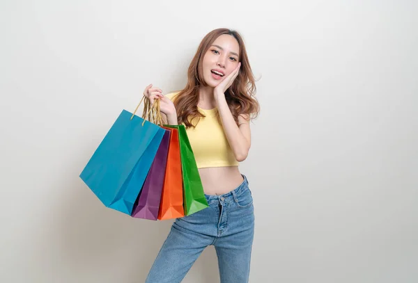 Porträt Schöne Asiatische Frau Mit Einkaufstasche Auf Weißem Hintergrund — Stockfoto
