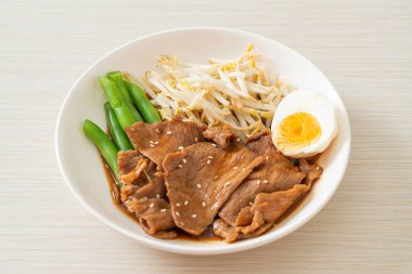 Susamlı teriyaki domuz kızartması, fasulye filizi, haşlanmış yumurta ve pirinç seti - Japon yemek tarzı.