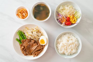 Susamlı teriyaki domuz kızartması, fasulye filizi, haşlanmış yumurta ve pirinç seti - Japon yemek tarzı.
