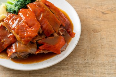 Pekin ördeği ya da ızgara kırmızı soslu kızarmış ördek Çin yemeği tarzı.