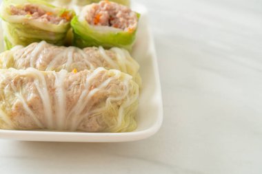 Çin lahanasına sarılı ev yapımı kıymalı domuz eti ya da haşlanmış lahana.