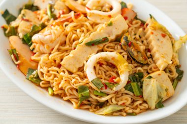 Anında baharatlı erişte salatası ve karışık et. Asya yemeği tarzı.