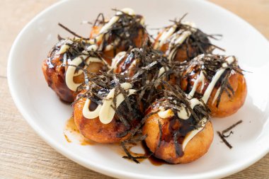Takoyaki köftesi ya da ahtapot köftesi - Japon yemeği tarzı.