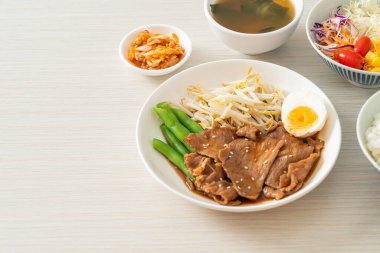 Susamlı teriyaki domuz kızartması, fasulye filizi, haşlanmış yumurta ve pirinç seti - Japon yemek tarzı.
