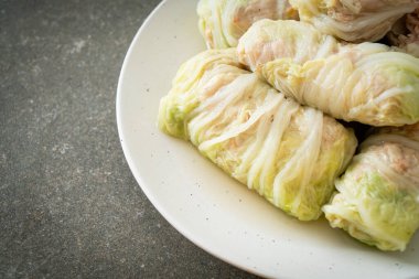 Çin lahanasına sarılı ev yapımı kıymalı domuz eti ya da haşlanmış lahana.