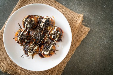 Takoyaki köftesi ya da ahtapot köftesi - Japon yemeği tarzı.