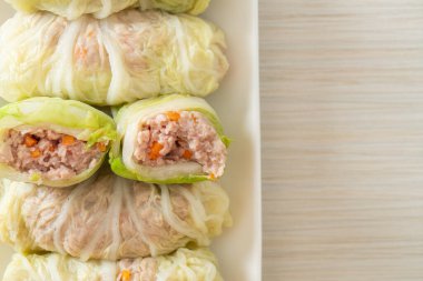 Çin lahanasına sarılı ev yapımı kıymalı domuz eti ya da haşlanmış lahana.