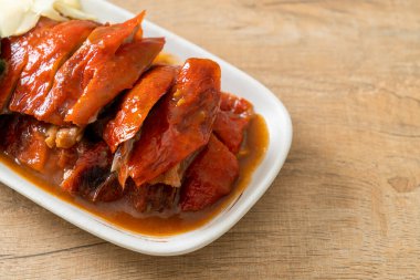 Pekin ördeği ya da ızgara kırmızı soslu kızarmış ördek Çin yemeği tarzı.