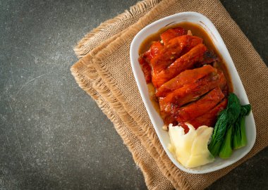 Pekin ördeği ya da ızgara kırmızı soslu kızarmış ördek Çin yemeği tarzı.