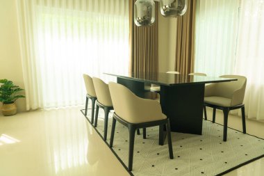 Evde boş yemek masası seti ve sandalye dekorasyonu