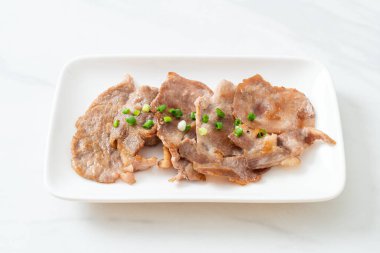 Asya usulü ızgara domuz boynu dilimlenmiş.