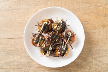 Takoyaki köftesi ya da ahtapot köftesi - Japon yemeği tarzı.