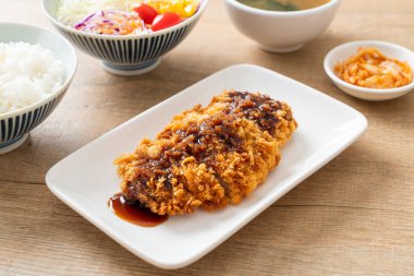 Tonkatsu - Japon usulü domuz pirzolası.