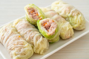 Çin lahanasına sarılı ev yapımı kıymalı domuz eti ya da haşlanmış lahana.