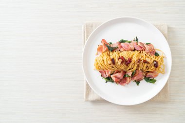 Kurutulmuş acı biber ve pastırmalı ev yapımı kızarmış spagetti.