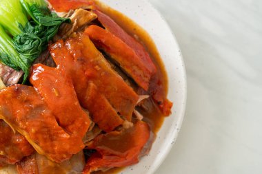 Pekin ördeği ya da ızgara kırmızı soslu kızarmış ördek Çin yemeği tarzı.
