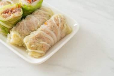 Çin lahanasına sarılı ev yapımı kıymalı domuz eti ya da haşlanmış lahana.