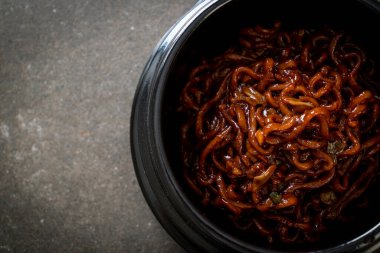 Kore siyah spagettisi ya da kavrulmuş Chajung soya soslu hazır şehriye (chapagetti) - Kore yemeği tarzı