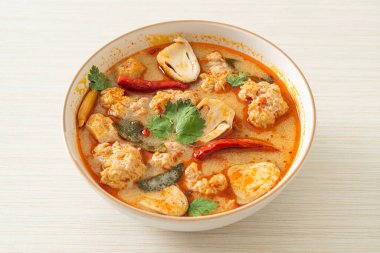 Mantarlı baharatlı domuz çorbası - Tom Yum - Asya usulü
