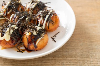 Takoyaki köftesi ya da ahtapot köftesi - Japon yemeği tarzı.