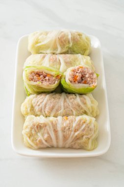 Çin lahanasına sarılı ev yapımı kıymalı domuz eti ya da haşlanmış lahana.