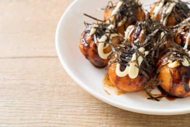 Takoyaki köftesi ya da ahtapot köftesi - Japon yemeği tarzı.