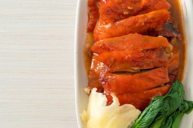 Pekin ördeği ya da ızgara kırmızı soslu kızarmış ördek Çin yemeği tarzı.