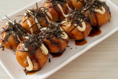 Takoyaki köftesi ya da ahtapot köftesi - Japon yemeği tarzı.
