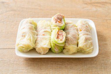 Çin lahanasına sarılı ev yapımı kıymalı domuz eti ya da haşlanmış lahana.