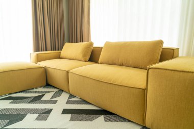 boş sarı kumaş kanepe dekorasyonu evdeki oturma odasında.