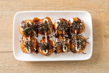 Takoyaki köftesi ya da ahtapot köftesi - Japon yemeği tarzı.