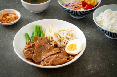 Susamlı teriyaki domuz kızartması, fasulye filizi, haşlanmış yumurta ve pirinç seti - Japon yemek tarzı.