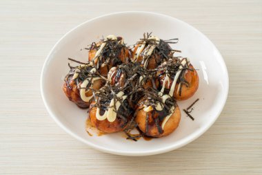 Takoyaki köftesi ya da ahtapot köftesi - Japon yemeği tarzı.
