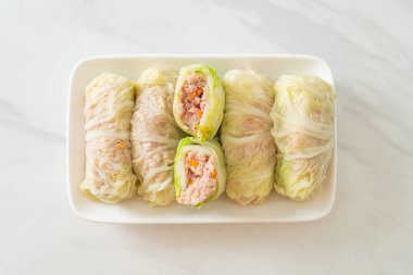 Çin lahanasına sarılı ev yapımı kıymalı domuz eti ya da haşlanmış lahana.