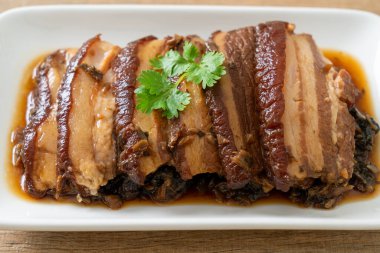 Mei Cai Kou Rou ya da Swatow Mustard Cubbage tarifli Buhar Göbekli Domuz eti - Çin yemeği tarzı