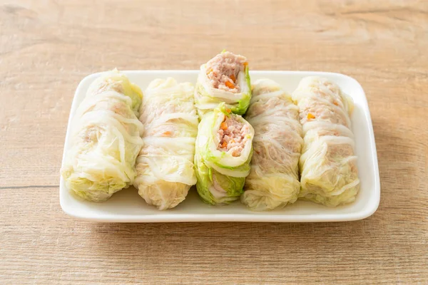 Çin lahanasına sarılı ev yapımı kıymalı domuz eti ya da haşlanmış lahana.