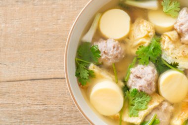 Kızarmış yumurta çorbası ya da kıymalı omlet çorbası.