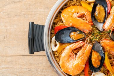 Karidesli deniz ürünleri, midye, safran pirinçli midye, İspanyol yemek tarzı.