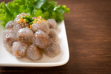 Şeffaf toplara Saku Sai Moo ya da buharda pişirilmiş Tapioca köfteleri deniyor.