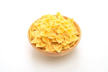 Kuru pişmemiş farfalle makarnası beyaz arka planda izole edilmiş