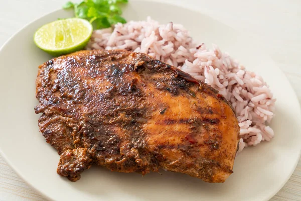 Pedas Panggang Ayam Jamaika Brengsek Dengan Nasi Gaya Makanan Jamaika — Stok Foto